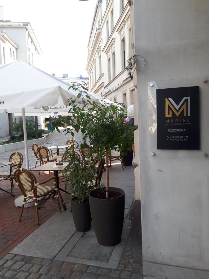 Rezydencja Marzec Hnězdno Exteriér fotografie